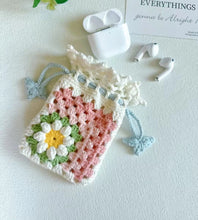 Load image into Gallery viewer, Hand-crocheted Small Daisy Coasters, Anti-scalding and Heat-insulating Cushions, Wool Coasters, Gifts for Girlfriends, Flower Slices in Large Quantities