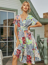 Load image into Gallery viewer, Commuter elastic waist V-neck green small fresh totem print dress